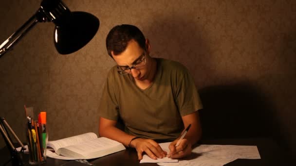 Young Man Studying at Desk and Getting Frustrated - Filmagem, Vídeo