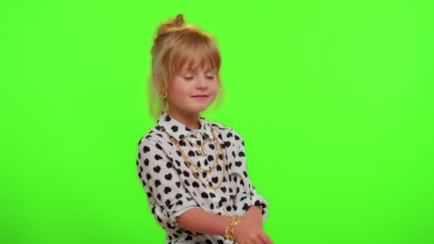 Lächelndes kleines Kindermädchen mit blinkenden Augen, mit zahmem Lächeln in die Kamera blickend, zwinkernd, flirtend - Filmmaterial, Video
