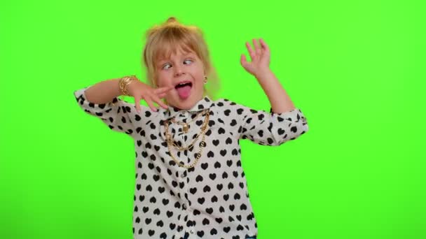 Lustiges Kindermädchen, das verspielt alberne Mimik und Grimassen macht, narrt, Zunge zeigt - Filmmaterial, Video