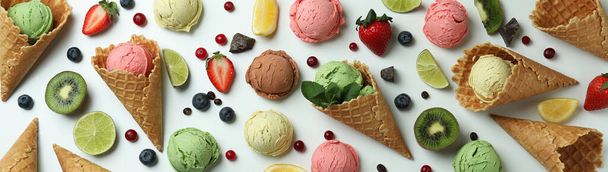 Crème glacée aux fruits et ingrédients sur fond blanc - Photo, image
