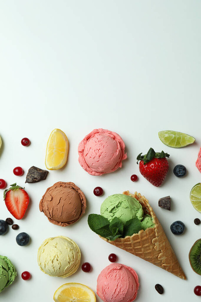 Фруктовое мороженое и ингредиенты на белом фоне, пространство для текста - Фото, изображение