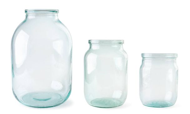 Skleněné sklenice pro konzervování různých velikostí zblízka na bílém pozadí. Izolované - Fotografie, Obrázek