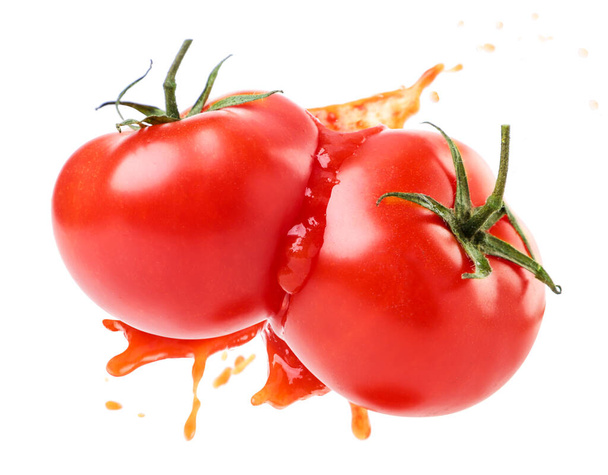 Tomates face et éclaboussures volantes en gros plan sur fond blanc isolé. Lévitation des tomates - Photo, image