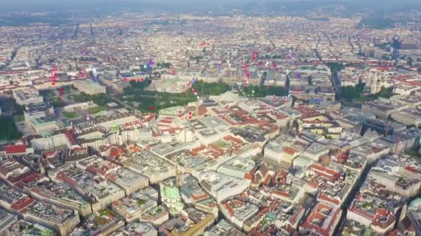 Wenen, Oostenrijk. Vlucht over het historische centrum van Wenen. Parken en paleizen. St. Stefansdom (Duitsland: Stephansdom). 4K - Video