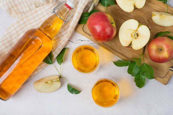 apple cider vinegar in a bottle. Warm backlight. - Foto, Imagem