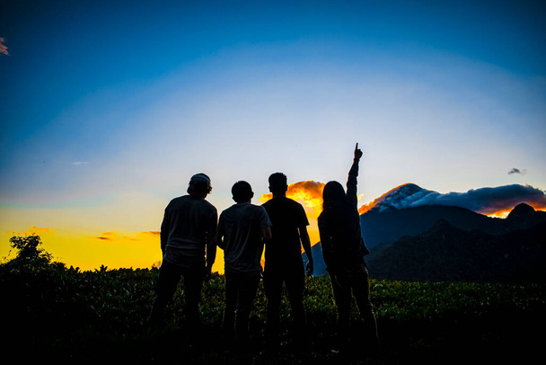 jongeren keken naar de blauwe lucht bij zonsondergang - Foto, afbeelding