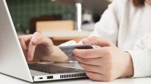 Mujer utiliza el ordenador portátil para pagar la compra en línea dentro de la tarjeta de crédito. Compras a través de Internet y conseguir devolución de dinero.  - Metraje, vídeo