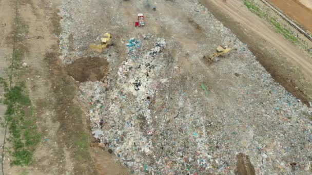 Vista aerea di discarica o deposito di spazzatura. Autocarri ribaltabili che scaricano rifiuti in discarica. Utilizzazione o riciclaggio dei rifiuti. - Filmati, video