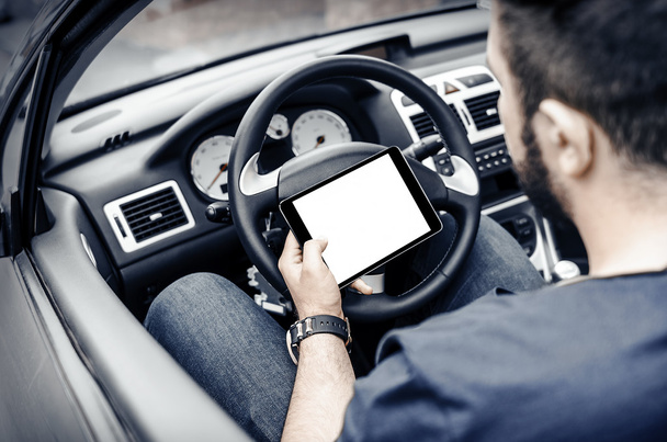 Motorista de carro com o Tablet PC
 - Foto, Imagem