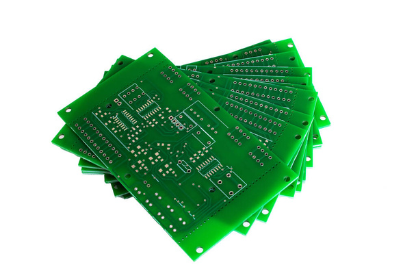 Montón de placas de circuitos impresos verdes aislados sobre fondo blanco de cerca - Foto, Imagen