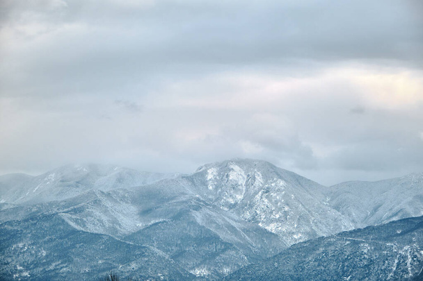 Ulu vuori (uludag) BursassaTurkki talvella ja sumuinen ja sumuinen näkymä vuorelle kaupungin keskustasta ja monet lumi huippu valtava hiiri. - Valokuva, kuva