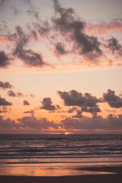 расслабляющий спокойный вид на море. открытая океанская вода и закатное небо. спокойный природный фон. бесконечный морской горизонт. портрет формат - Фото, изображение