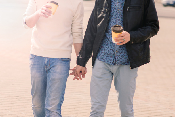 carino gay coppia in un città tenero dolce baci sorridente - Foto, immagini
