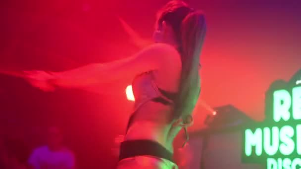 Menschen tanzen auf einer Party (Disco) - erotische Frau tanzt mit Bühnenlicht - Filmmaterial, Video