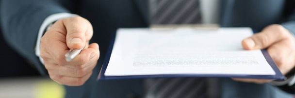 Бизнесмен дает шариковую ручку, чтобы подписать документ крупным планом - Фото, изображение