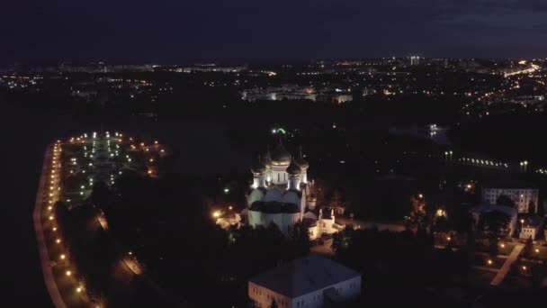 Yaroslavl, Rússia. Catedral da Assunção da Santíssima Virgem Maria (Catedral da Assunção). Luzes da cidade depois do pôr-do-sol, crepúsculo. 4K - Filmagem, Vídeo