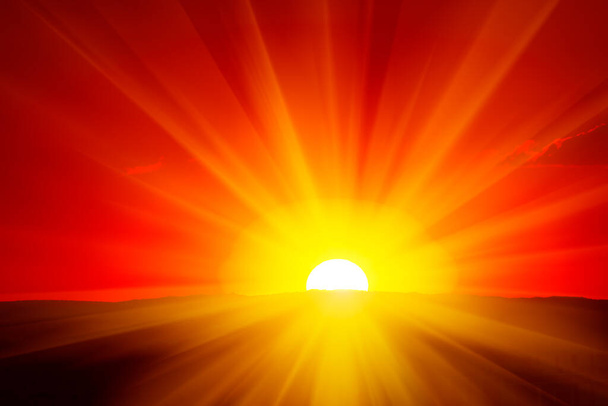 Dämmersonne mit großen Strahlen. Traumhafter Sonnenuntergang  - Foto, Bild