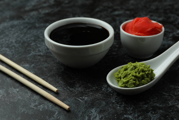 Concept van sushi eten op zwarte smokey achtergrond - Foto, afbeelding