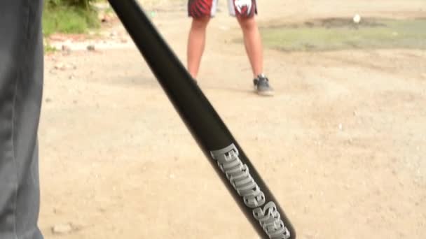 Homem ameaça homem com bastão de beisebol - ao ar livre
 - Filmagem, Vídeo