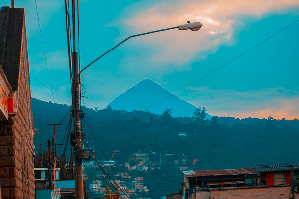 hermoso paisaje del volcán con la casa puesta del sol - Foto, imagen
