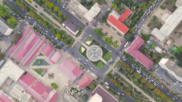 Krasnodar, Rusya - 27 Ağustos 2020: Alexandrovsky Bulvarı. Kutsal Büyük Şehit Catherine 'in fıskiyeli anıtı. Zafer Kemeri. Hava görüntüsü. 4K - Video, Çekim