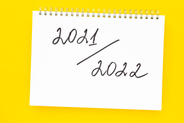 Escrita à mão inscrição 2021 - 2022 em bloco de notas branco. Ano lectivo escolar novo - Foto, Imagem