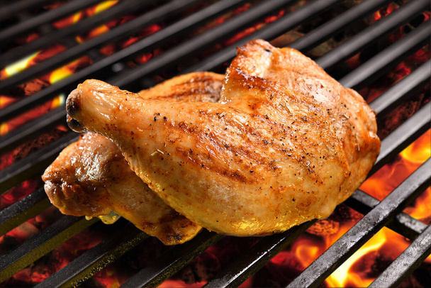 Cuisses de poulet grillées sur le gril flamboyant - Photo, image