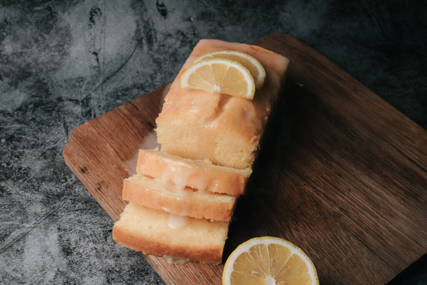 Lemon pound cake with slices of lemon sugar icing. Delicious breakfast, traditional tea time treat. Reciepe of English lemon pie loaf. - Foto, Imagen