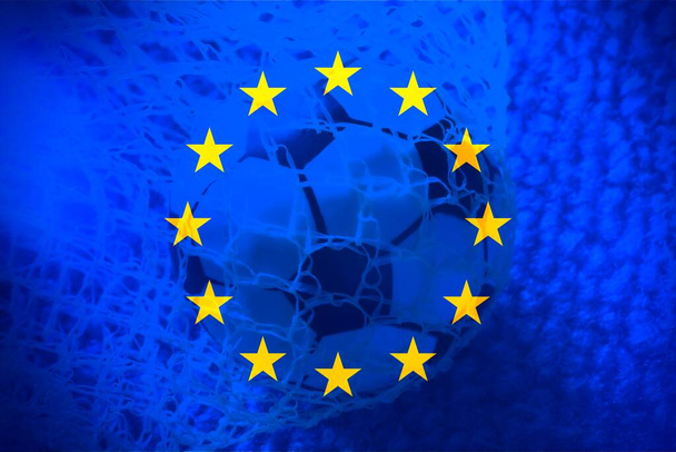 Pallone da calcio in porta, con bandiera europea, sport e business concept di successo. - Foto, immagini