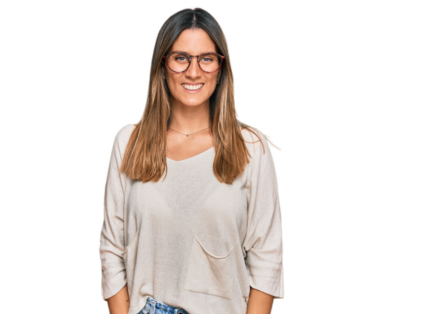 Jovem mulher vestindo roupas casuais e óculos com um sorriso feliz e legal no rosto. pessoa de sorte.  - Foto, Imagem