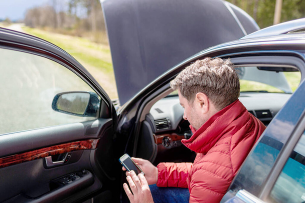Férfi használja az okostelefon mobiltelefon mobiltelefon segítséget kér, ha az autó törött.Szelektív összpontosítani telefon. - Fotó, kép