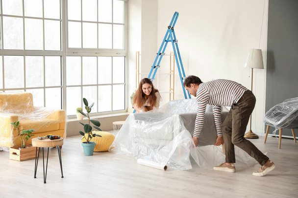 Щаслива пара робить ремонт у своєму новому будинку
 - Фото, зображення
