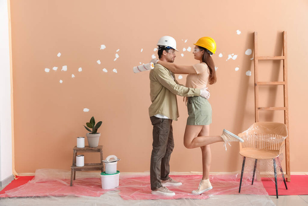 Felice giovane coppia divertirsi durante la riparazione nella loro nuova casa - Foto, immagini