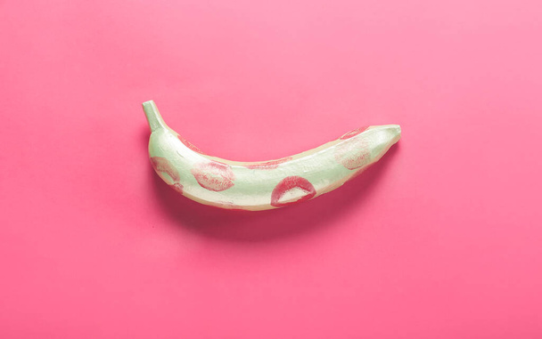 Luova koostumus maalattu banaani värillinen tausta - Valokuva, kuva