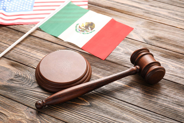 Флаги Мексики и США с молотком судьи на деревянном фоне, крупный план - Фото, изображение