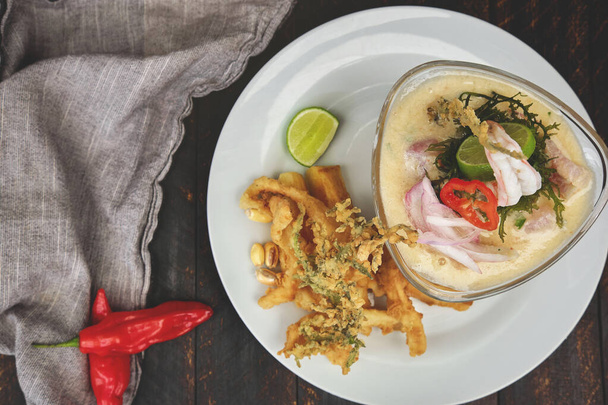 Perui ételek: úgynevezett "Leche de tigre" és "chicharron", perui friss hal üvegen (nyers hal koktél ceviche mész, daráló, chili és cilantro). Szelektív fókusz - Fotó, kép