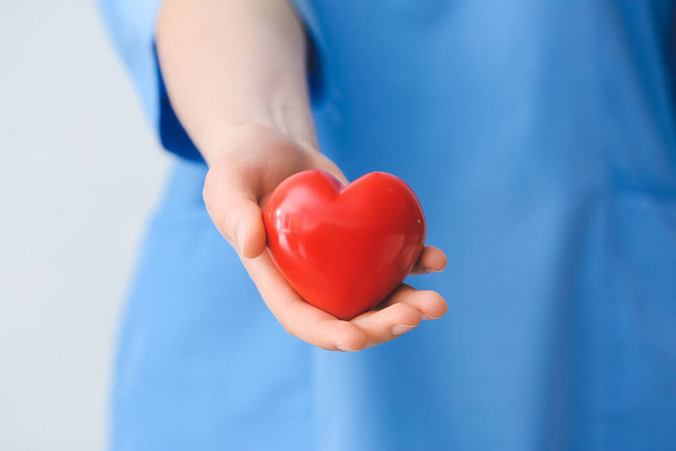 Doctor con corazón rojo, primer plano - Foto, imagen