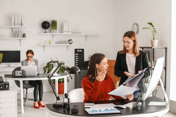 Comptables féminines travaillant au bureau - Photo, image