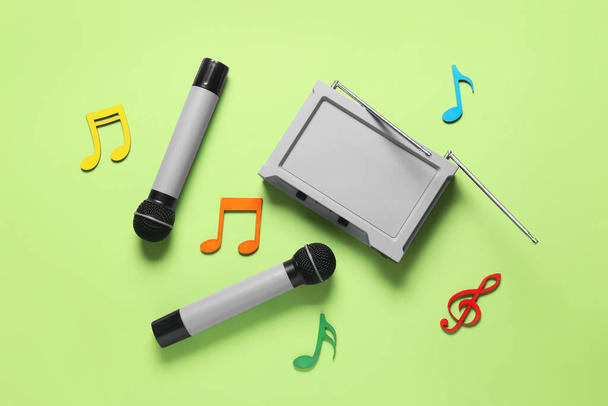 Microphones modernes avec système audio et notes de musique sur fond de couleur - Photo, image