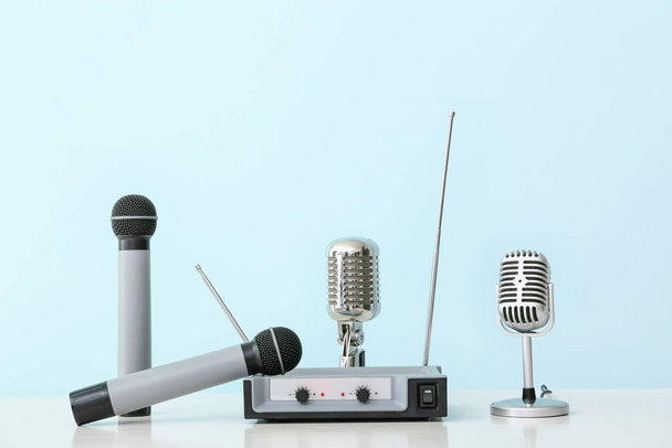 Különböző mikrofonok és audio rendszer színes háttér - Fotó, kép