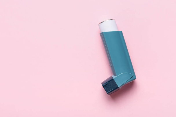 Inhalador moderno sobre fondo de color - Foto, imagen