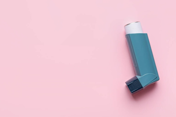 Inhalador moderno sobre fondo de color - Foto, imagen