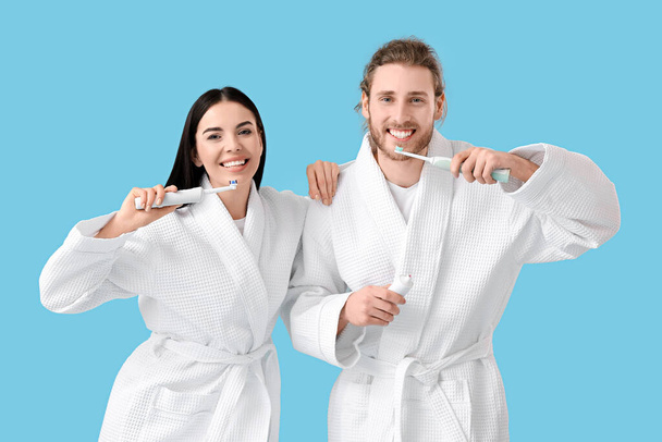 Arka planda dişlerini fırçalayan genç çift - Fotoğraf, Görsel