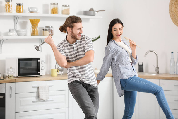 Šťastný mladý pár tanec v kuchyni - Fotografie, Obrázek
