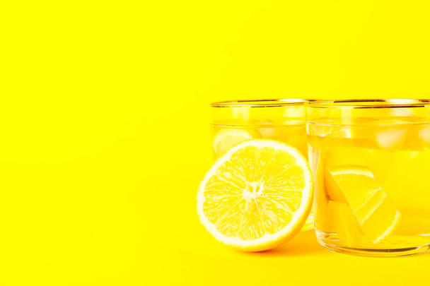 Szklanki smacznej zimnej lemoniady na tle koloru - Zdjęcie, obraz