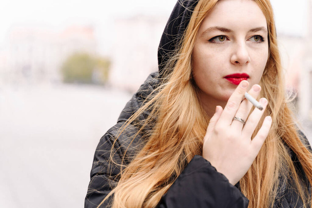 Kobieta paląca papierosy. portret - Zdjęcie, obraz
