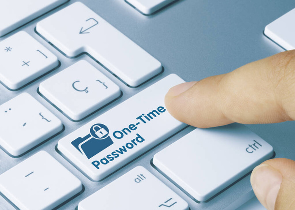 1回限りのパスワードはメタリックキーボードのブルーキーで書かれています。指押しキー. - 写真・画像