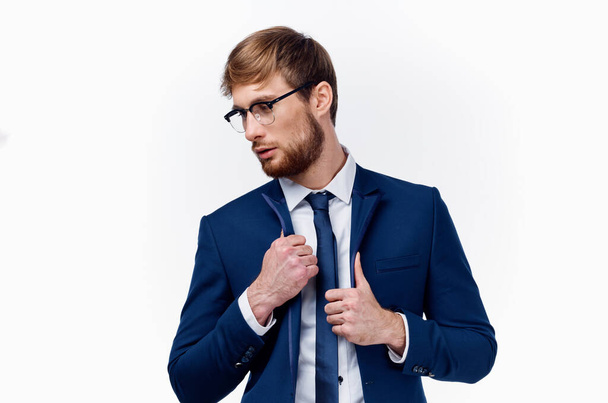 homme d'affaires sexy dans un costume classique avec une cravate autour du cou et des lunettes sur son visage fond blanc - Photo, image
