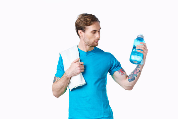спортивный человек с полотенцем на плече бутылки энергии бутылки воды тренировки здоровья - Фото, изображение