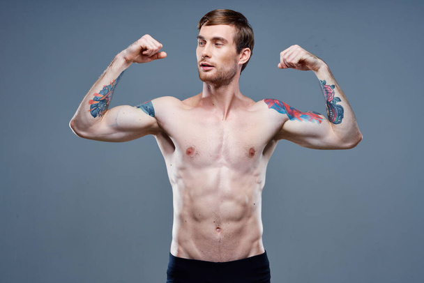atleta masculino fuerte con los músculos bombeados del brazo y fitness del culturista del tatuaje - Foto, Imagen